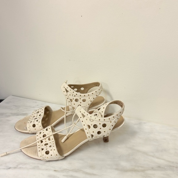 Stuart Weizmann sz 8.5 Circular strappy studded kitten heels in cream leather - Picture 2 of 4